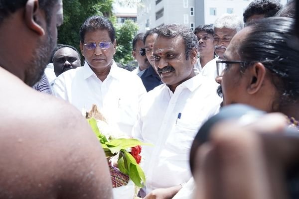 மத்திய இணை அமைச்சர் எல். முருகனுக்கு பூர்ண கும்ப வரவேற்பு