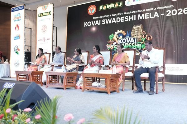 மகளிர் மாநாட்டு மேடை — ஸ்ரீதர் வேம்பு, வானதி சீனிவாசன், வ.உ.சி.யின் பேத்தி மரகதம் மீனாட்சி உள்ளிட்டோர்