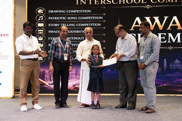 பள்ளிகளுக்கிடையிலான போட்டி (ஓவியம், தேசபக்திப் பாடல், கதை சொல்லல், சுதேசி கண்காட்சி) — பரிசளிப்பு