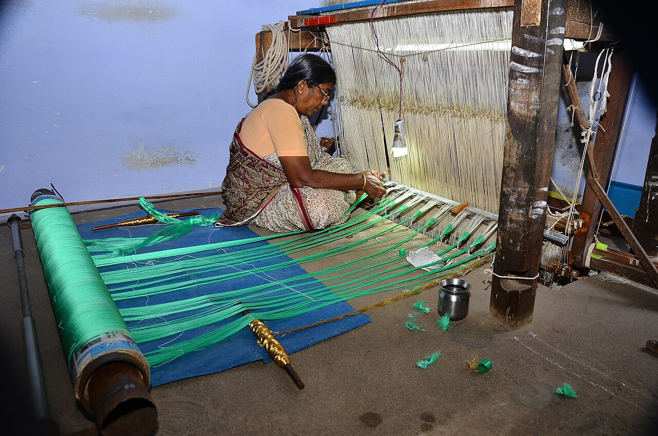 தமிழகக் கைத்தறி நெசவாளர் — தறியில் துணி நெய்தல்