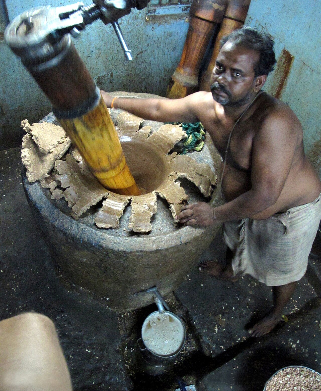 தமிழகக் கிராமத்தில் மரச்செக்கில் கடலை / எள் எண்ணெய் ஆட்டுதல்