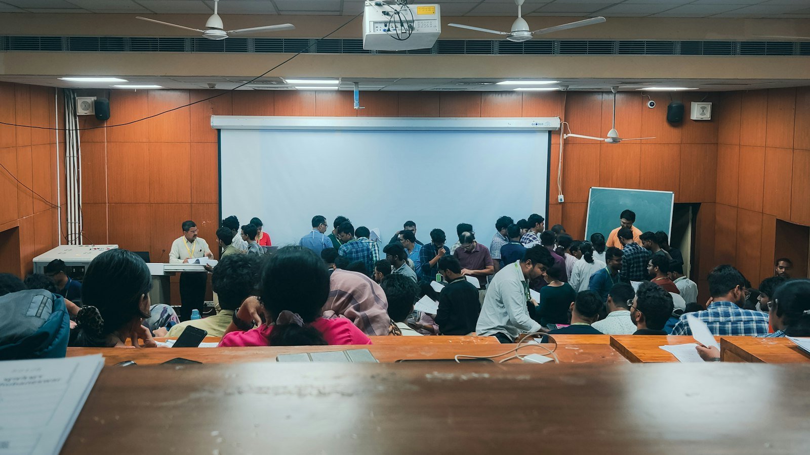 கருத்தரங்க அரங்கில் பங்கேற்பாளர்கள்